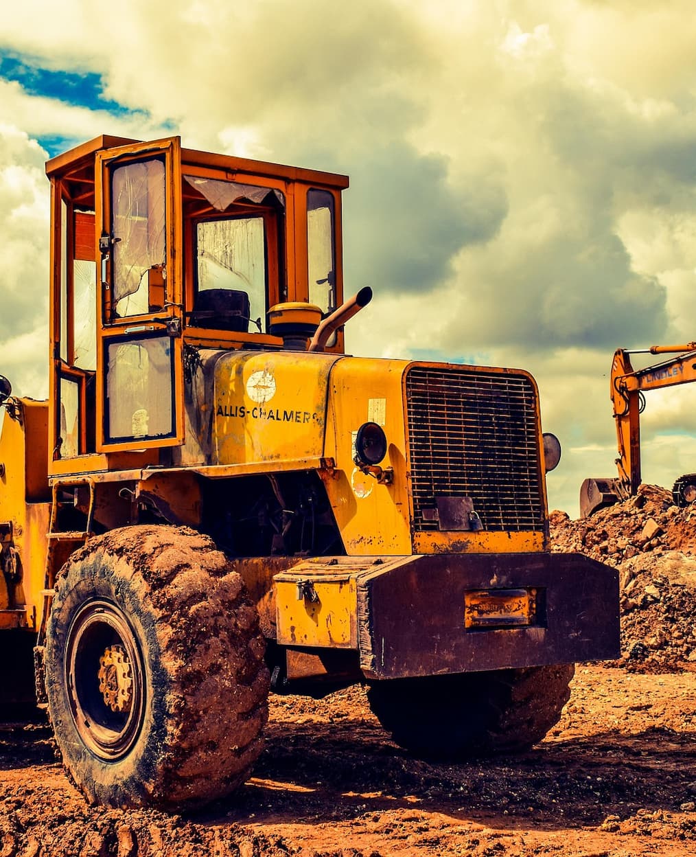 Maquinaria forestal trabajando en entorno de monte
