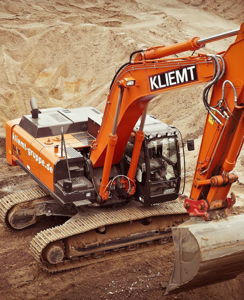 Retroexcavadora usada en obra pública en funcionamiento