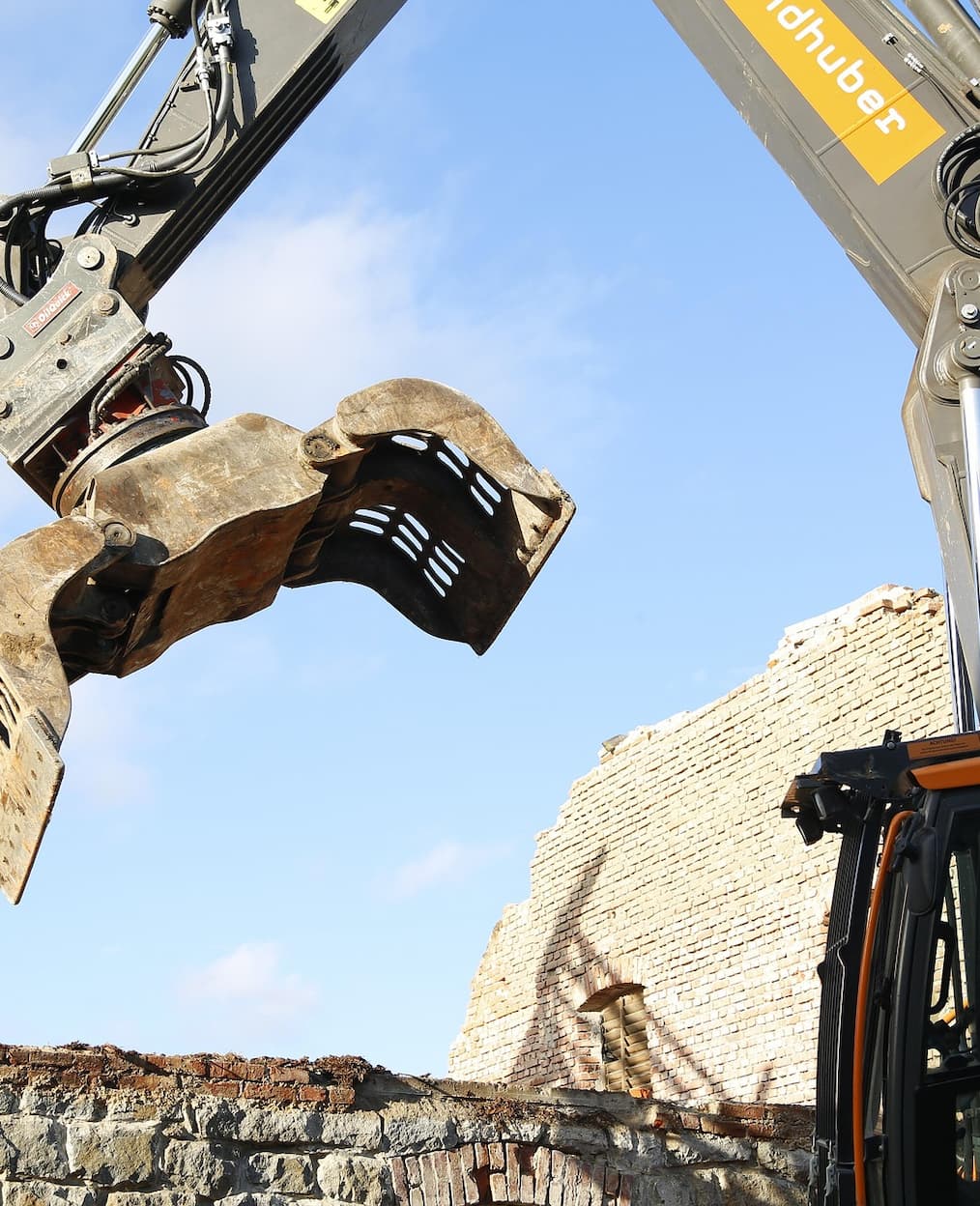 Maquinaria forestal con avería en medio del bosque