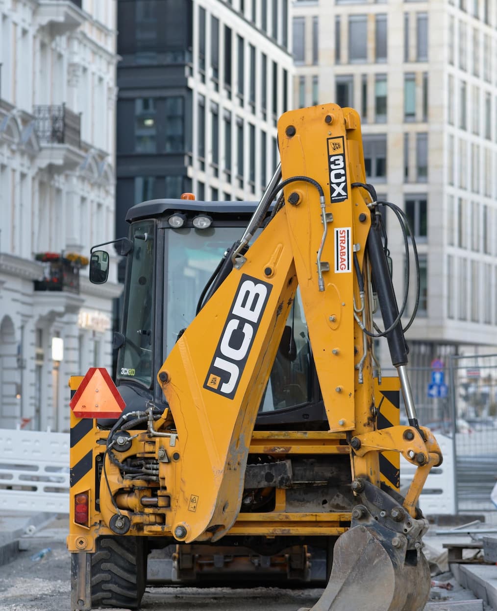 Mecánico revisando maquinaria forestal en taller especializado