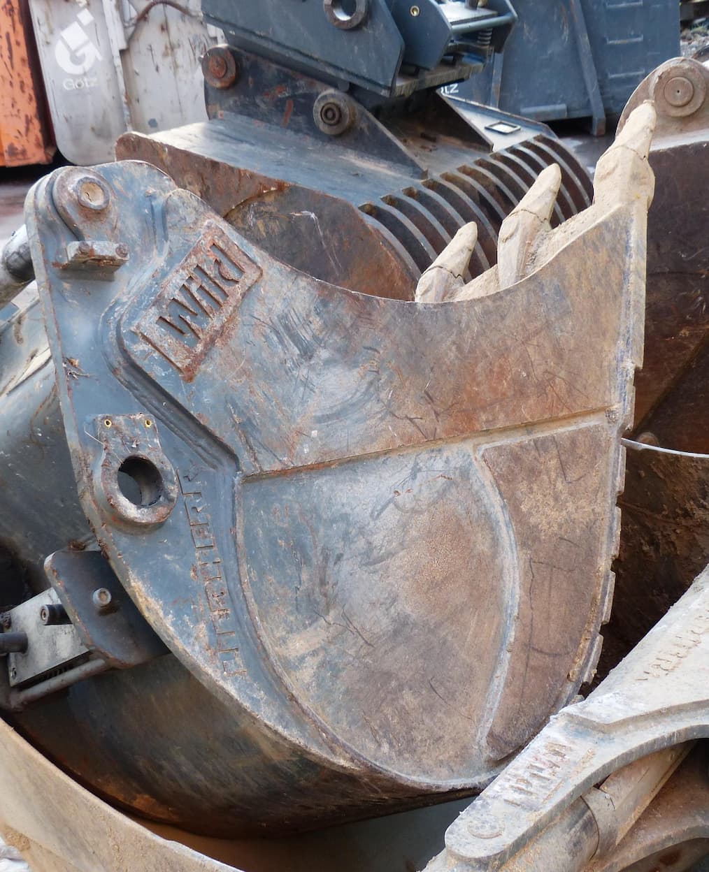 Repuestos clave para maquinaria forestal sobre banco de trabajo